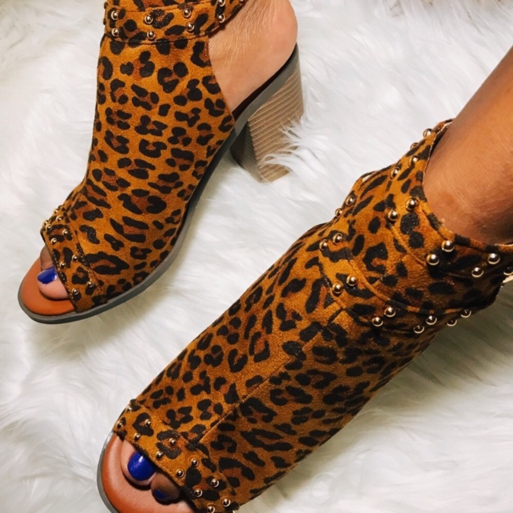 ✨NWT Faux Suede Leopard Open toe Boots ✨